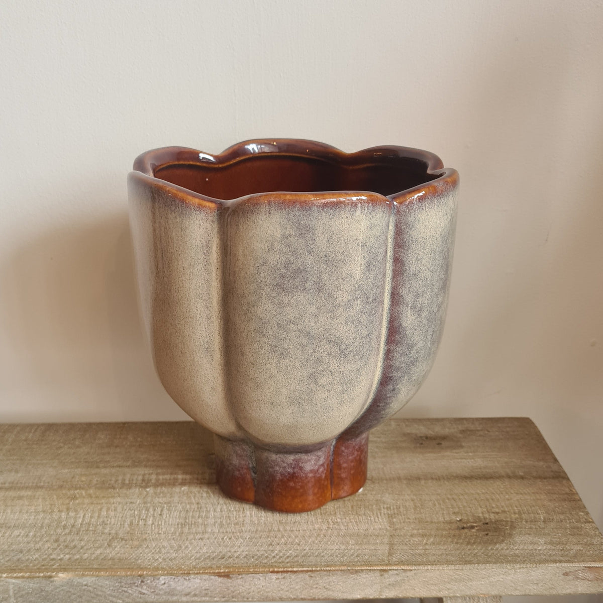 Scallop Ceramic Pot- Brown