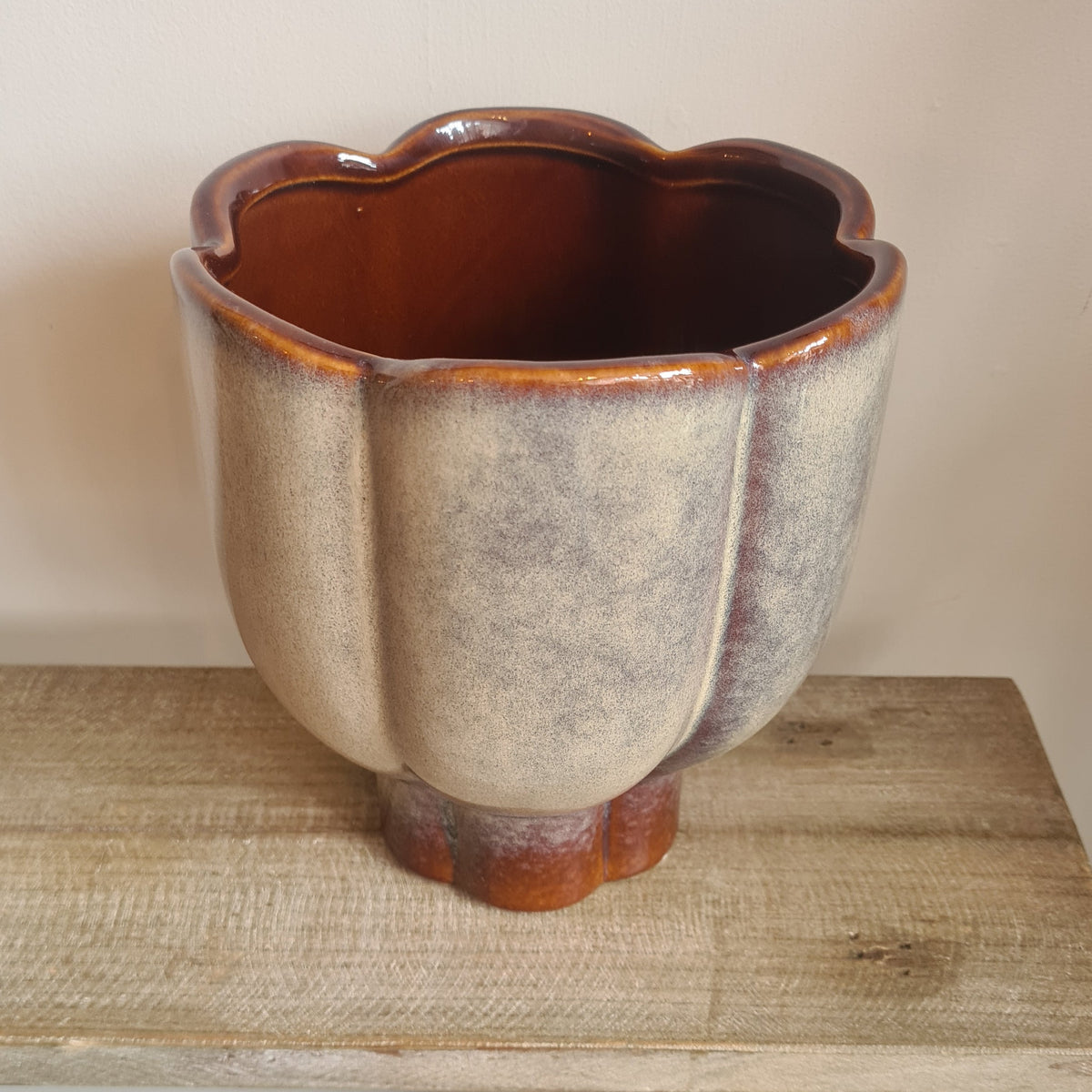 Scallop Ceramic Pot- Brown